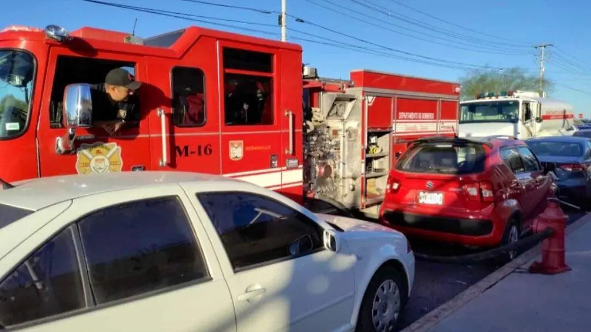 autos tapan hidrantes de Bomberos (2)